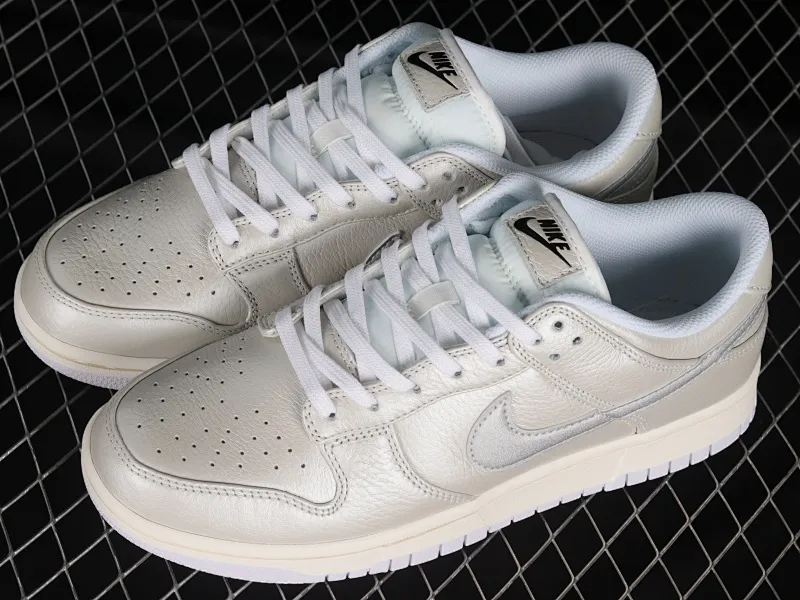 All Categories Nk SB Dunk Series Nk SB Dunk Low Low-top sneakers F version Nk Dunk Low "Metallic Silver" Metallic silver SB low-top sports and leisure sneakers DX3197-095
